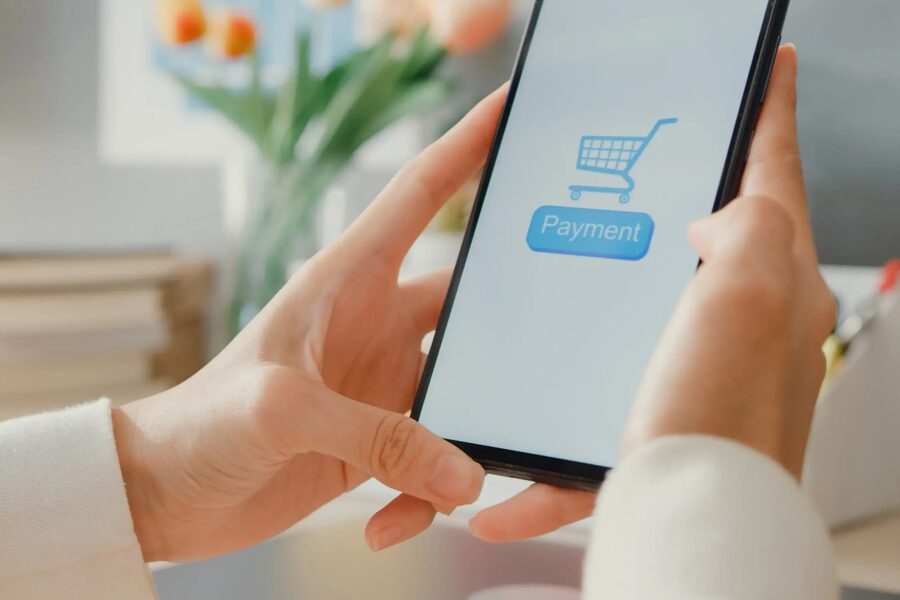 Người dùng nghe bản đọc tự động của bài viết trên điện thoại