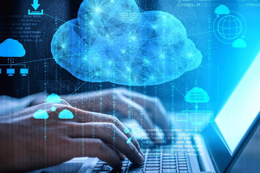 컴퓨터에서 Cloud 시스템을 점검하는 전문가