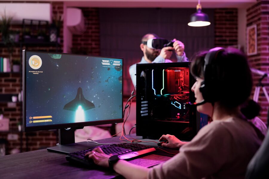 ゲーム開発チームはスタジオで作業しています。